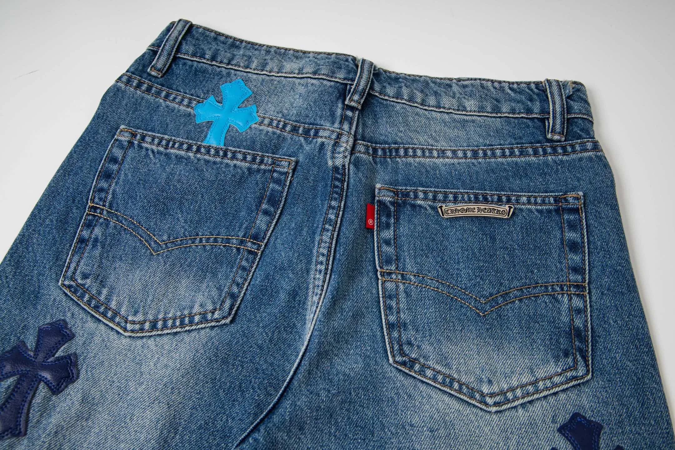 P260 Chrome Hearts micro-flared light blue multi-leather hot jeans. CH jeans need to be washed after the finished product, then disassembled and hand-stitched with sheepskin cross leather and then spliced ​​to complete. The whole piece has too many craftsmanship to explain. The patchwork cross pattern is embellished, and the high-waisted washed jeans! ! Absolutely high-end luxury products, god-level single products and super popular products, made with top heavy industry, a must-see magic weapon. Customized hardware. The fabric is thick and soft after washing. It has good breathability. Customized small leather label. Unique design. The details are simple and elegant, and the workmanship is exquisite. The entire trousers are neatly routed and the details are in place! It’s so cool that both men and women can easily control the genderless trend! Style number: 1796# Color: blue Size: 28 30 32 34 36